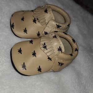 Freshly picked moccasins bees print
